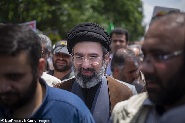 Israel promete assassinar o sucessor do aiatolá do Irã – Mojtaba Khamenei, filho do aiatolá Ali Khamenei, é o favorito para se tornar o novo líder supremo do Irã