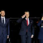 JD Vance (foto à esquerda) supervisionou a transferência digna do sétimo militar dos EUA a morrer na guerra do Irão, depois de Donald Trump admitir que o seu vice-presidente está “menos entusiasmado” com o conflito