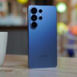 Uma pessoa segurando o Samsung Galaxy S26 Ultra