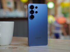 Já descobri o segredo para amar e nunca odiar a tela de privacidade do Galaxy S26 Ultra Uma pessoa segurando o Samsung Galaxy S26 Ultra