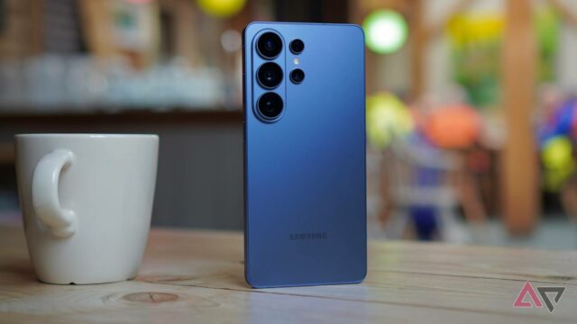 Uma pessoa segurando o Samsung Galaxy S26 Ultra