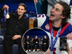 Jack Hughes não tem planos de manter o sorriso da medalha de ouro, apesar de sua crescente popularidade Jack Hughes não tem planos de manter o sorriso da medalha de ouro, apesar de sua crescente popularidade