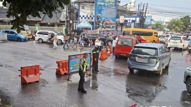 Jalur Puncak-Cianjur Ditutup Buntut Antrean Mengular Belasan Quilômetro
