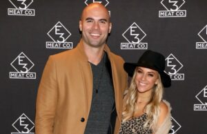 Jana Kramer diz que avisou o ex-marido Mike Caussin sobre as revelações do livro Mike Caussin agradece à ex Jana Kramer depois de ler sua mensagem de agradecimento nos agradecimentos do livro 586