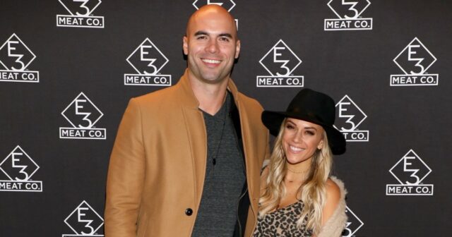 Mike Caussin agradece à ex Jana Kramer depois de ler sua mensagem de agradecimento nos agradecimentos do livro 586
