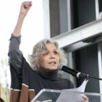 Jane Fonda protesta contra Trump, venda da Warner Bros. e guerra no Irã em discurso ardente no Kennedy Center: 'Stand Tall' | Vídeo