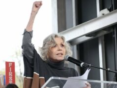 Jane Fonda protesta contra Trump, venda da Warner Bros. e guerra no Irã em discurso ardente no Kennedy Center: ‘Stand Tall’ | Vídeo Jane Fonda protesta contra Trump, venda da Warner Bros. e guerra no Irã em discurso ardente no Kennedy Center: 'Stand Tall' | Vídeo