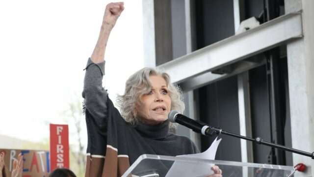 Jane Fonda protesta contra Trump, venda da Warner Bros. e guerra no Irã em discurso ardente no Kennedy Center: 'Stand Tall' | Vídeo
