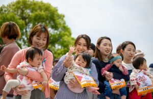 Japão planeja grande mudança no seguro para combater a queda na taxa de natalidade Japão planeja grande mudança no seguro para combater a queda na taxa de natalidade