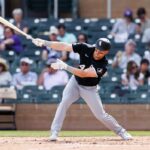 Jogador do Chicago White Sox rebatendo durante um jogo contra o Colorado Rockies.