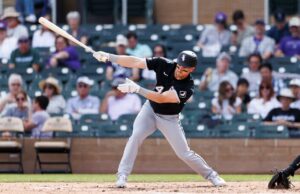 Jarred Kelenic não consegue entrar na escalação do White Sox enquanto a descida difícil continua para o ex-principal candidato Jogador do Chicago White Sox rebatendo durante um jogo contra o Colorado Rockies.