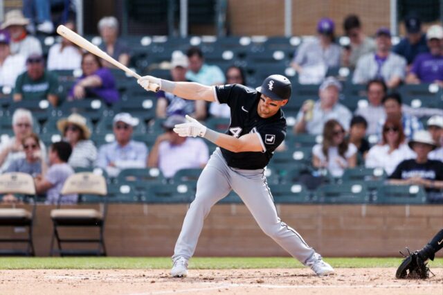 Jogador do Chicago White Sox rebatendo durante um jogo contra o Colorado Rockies.