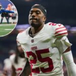 Jason Pinnock #25 do San Francisco 49ers sai de campo após um jogo de futebol americano da NFL contra o Indianapolis Colts