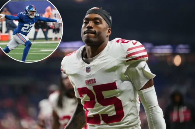 Jason Pinnock #25 do San Francisco 49ers sai de campo após um jogo de futebol americano da NFL contra o Indianapolis Colts