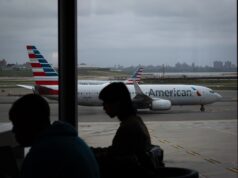 Jato da Air Canada colide com veículo terrestre no aeroporto de Nova York Jato da Air Canada colide com veículo terrestre no aeroporto de Nova York