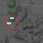 Mapa mostrando as trajetórias de voo do UAL589 e KNIFE25 sobre áreas residenciais.