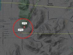 Jato da United quase bate em Black Hawk no aeroporto John Wayne: ‘Isso não foi bom’ Mapa mostrando as trajetórias de voo do UAL589 e KNIFE25 sobre áreas residenciais.