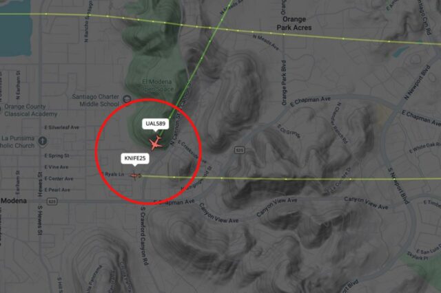 Mapa mostrando as trajetórias de voo do UAL589 e KNIFE25 sobre áreas residenciais.