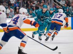 Jean-Gabriel Pageau, dos ilhéus, feliz por ficar em ‘casa’ depois de obter uma prorrogação de três anos Jean-Gabriel Pageau (44) patina no gelo enquanto Michael Misa (77) verifica durante a vitória dos Islanders por 2 a 1 na prorrogação sobre os Sharks em 7 de março de 2026 em San Jose, Califórnia.