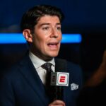 Jeff Passan faz um relatório durante a primeira rodada do Draft 2025 da MLB na Coca-Cola Roxy em 13 de julho de 2025 em Atlanta, Geórgia.