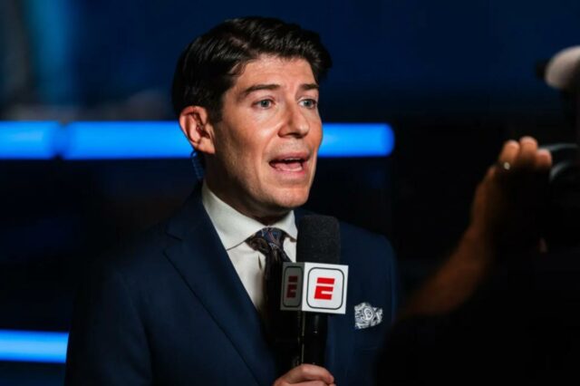 Jeff Passan faz um relatório durante a primeira rodada do Draft 2025 da MLB na Coca-Cola Roxy em 13 de julho de 2025 em Atlanta, Geórgia.  