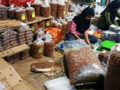 Jelang Lebaran Penjualan Pisang Gulung Wijen Meroket hingga 40 pessoas Jelang Lebaran Penjualan Pisang Gulung Wijen Meroket hingga 40 pessoas