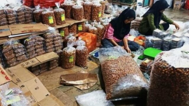 Jelang Lebaran Penjualan Pisang Gulung Wijen Meroket hingga 40 pessoas Jelang Lebaran Penjualan Pisang Gulung Wijen Meroket hingga 40 pessoas