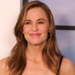 SANTA MONICA, CALIFÓRNIA - 03 DE FEVEREIRO: Jennifer Garner participa do Apple TV Press Day no Barker Hangar em 3 de fevereiro de 2026 em Santa Monica, Califórnia. (Foto de Matt Winkelmeyer/Getty Images)