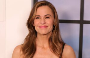 Jennifer Garner acertou em cheio no estilo casual de primavera em lindas calças cargo SANTA MONICA, CALIFÓRNIA - 03 DE FEVEREIRO: Jennifer Garner participa do Apple TV Press Day no Barker Hangar em 3 de fevereiro de 2026 em Santa Monica, Califórnia. (Foto de Matt Winkelmeyer/Getty Images)