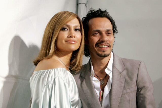 Jennifer Lopez detalha o divórcio 'muito difícil' de Marc Anthony enquanto brinca sobre seus quatro casamentos fracassados

