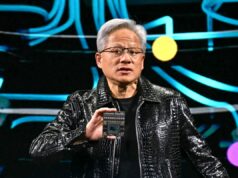 Jensen Huang diz que a Nvidia está se afastando do OpenAI e do Anthropic, mas sua explicação levanta mais perguntas do que respostas Jensen Huang holds up chip at CES 2025