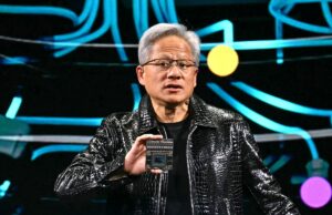 Jensen Huang diz que a Nvidia está se afastando do OpenAI e do Anthropic, mas sua explicação levanta mais perguntas do que respostas Jensen Huang holds up chip at CES 2025
