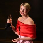 Jessie Buckley compartilhou o nome de sua filha pela primeira vez ao receber o prêmio de Melhor Atriz no Oscar na noite de domingo em Los Angeles
