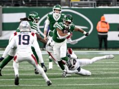 Jets recontratam Kene Nwangwu, retornador de chute elétrico, em contrato de um ano O running back dos Jets, Kene Nwangwu (34), foge do safety dos Patriots, Dell Pettus (24).