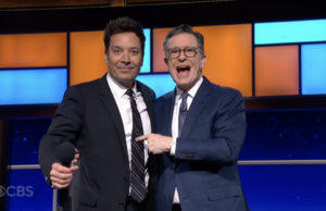 Jimmy Fallon faz serenata para Stephen Colbert com uma música comovente e engraçada Jimmy Fallon faz serenata para Stephen Colbert com uma música comovente e engraçada