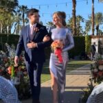 JoJo Siwa parecia mais feliz do que nunca enquanto caminhava pelo corredor com o namorado Chris Hughes no casamento de seu irmão Jayden em Los Angeles no sábado.