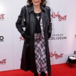 Joan Collins estava incrível em xadrez rosa quando saiu para assistir à apresentação de gala de Kinky Boots no Coliseu de Londres no domingo.