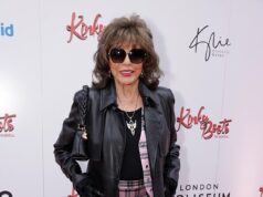 Joan Collins, 92, parece incrível em xadrez rosa enquanto caminha no tapete vermelho para a gala de abertura da Kinky Boots no Coliseu de Londres Joan Collins estava incrível em xadrez rosa quando saiu para assistir à apresentação de gala de Kinky Boots no Coliseu de Londres no domingo.
