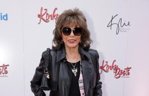 Joan Collins, 92, parece incrível em xadrez rosa enquanto caminha no tapete vermelho para a gala de abertura da Kinky Boots no Coliseu de Londres Joan Collins estava incrível em xadrez rosa quando saiu para assistir à apresentação de gala de Kinky Boots no Coliseu de Londres no domingo.