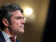 Joe Kent fala contra a guerra do Irã em evento de oração após renunciar Joe Kent fala contra a guerra do Irã em evento de oração após renunciar