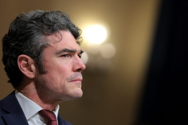 Joe Kent fala contra a guerra do Irã em evento de oração após renunciar
