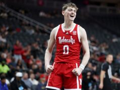 Jogador criticado por filmar companheiros de equipe chorando após a perda do March Madness Jogador criticado por filmar companheiros de equipe chorando após a perda do March Madness