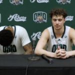 Aidan Hadaway nº 10 do Ohio Bobcats reage durante a segunda metade do Cleveland Hoops Showdown de 2025 contra o St.