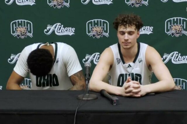 Jogador de basquete universitário faz discurso emocionado após a 11ª Aidan Hadaway nº 10 do Ohio Bobcats reage durante a segunda metade do Cleveland Hoops Showdown de 2025 contra o St.