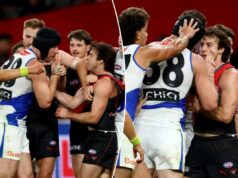 Jogador de futebol australiano limpa oponente com sangue em cena horrível: ‘Aparência horrível’ Um árbitro da AFL intervém enquanto jogadores de Essendon e North Melbourne se empurram e se empurram.