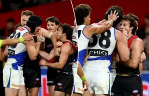 Jogador de futebol australiano limpa oponente com sangue em cena horrível: ‘Aparência horrível’ Um árbitro da AFL intervém enquanto jogadores de Essendon e North Melbourne se empurram e se empurram.