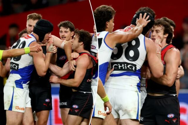 Jogador de futebol australiano limpa oponente com sangue em cena Um árbitro da AFL intervém enquanto jogadores de Essendon e North Melbourne se empurram e se empurram.