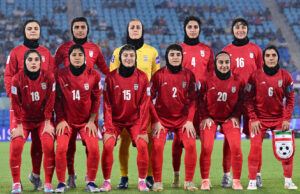 Como as jogadoras de futebol iranianas pediram asilo na Austrália e o que acontece a seguir Jogadora de futebol iraniana muda de ideia sobre oferta de asilo australiana