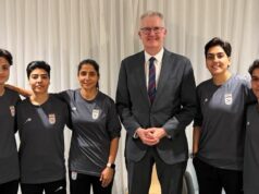 Jogadoras de futebol iranianas dizem que a polícia australiana as pressionou para ficar Nesta foto fornecida pelo gabinete do Ministro de Assuntos Internos da Austrália, Tony Burke, o Ministro Tony Burke, no centro, posa em um local não revelado com cinco jogadoras de futebol iranianas que receberam asilo na Austrália, terça-feira, 10 de março de 2026. (Ministério de Assuntos Internos da Austrália via AP)