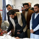 Jogadores de críquete afegãos visitam vítimas e condenam vítimas civis após ataques aéreos
